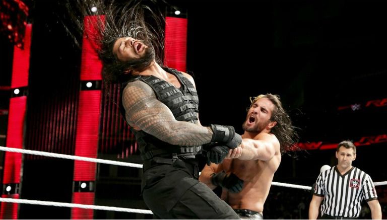 Roman Reigns y Seth Rollins durante una lucha en Raw