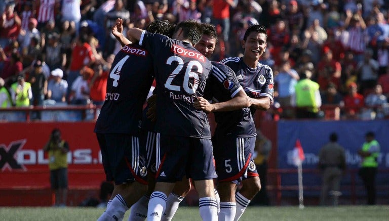 Jugadores de Chivas festejan el gol de Reynoso en 2011