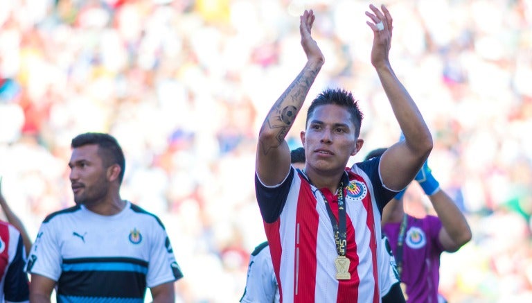 Carlos Salcedo celebra tras ganar con Chivas la Supercopa MX