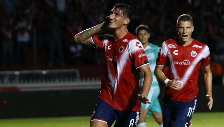 Peñalba festeja un gol con Veracruz