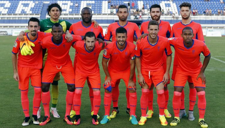 Ochoa posa junto a sus compañeros en el partido del Granada