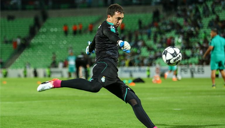 Agustín Marchesín despeja el balón durante un partido con Santos Laguna 