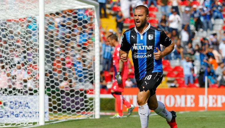 Emanuel Villa festeja el segundo gol con Gallos