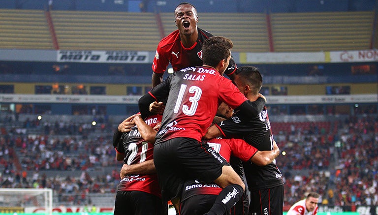 Los Rojinegros festejan tras conseguir el gol que les dio el triunfo contra Veracruz