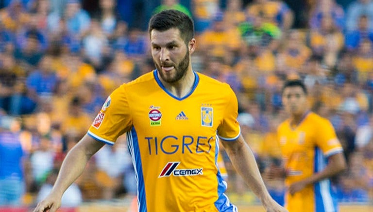 Gignac conduce el balón con los Tigres