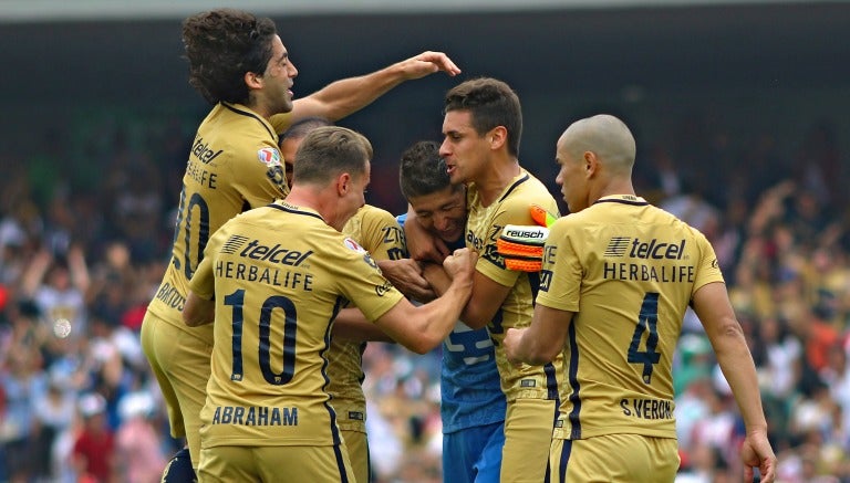 Jugadores de Pumas festejan tras un penalti atajado por Pikolín