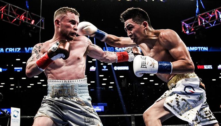 Leo Santa Cruz lanza un derechazo a Frampton