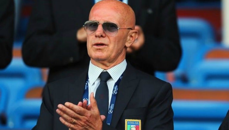 Arrigo Sacchi, observando un partido de Italia