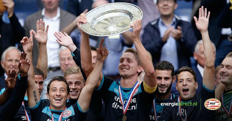 Guardado celebra junto a De Jong el título de la Supercopa de Holanda