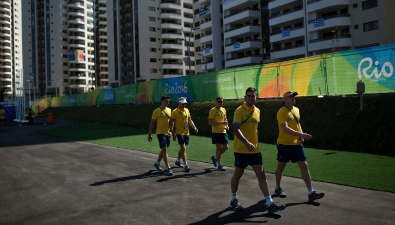 Atletas australianos caminando en la Villa Olímpica de Río de Janeiro 