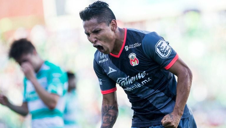 Ruidíaz celebra uno de sus tres goles frente a Santos