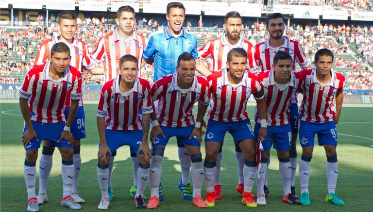 Jugadores de Chivas luciendo la playera conmemorativa 