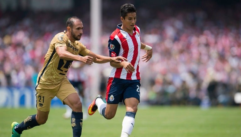 Alejandro Castro intenta quitarle el balón a Carlos Cisneros