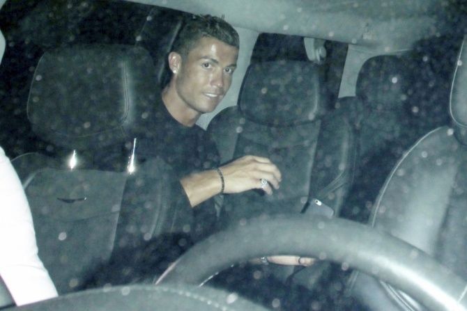 Cristiano Ronaldo se sube a su coche 