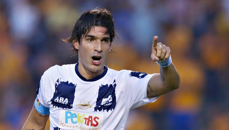 Sebastián Abreu celebra un gol en un juego homenaje en Monterrey