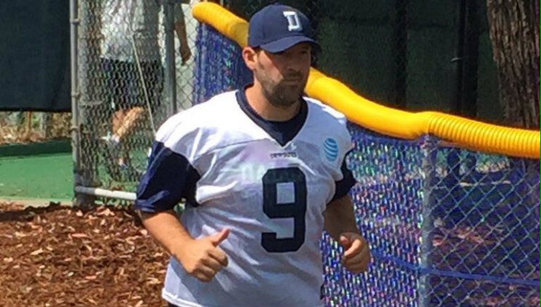 Tony Romo durante una práctica con los Vaqueros de Dallas