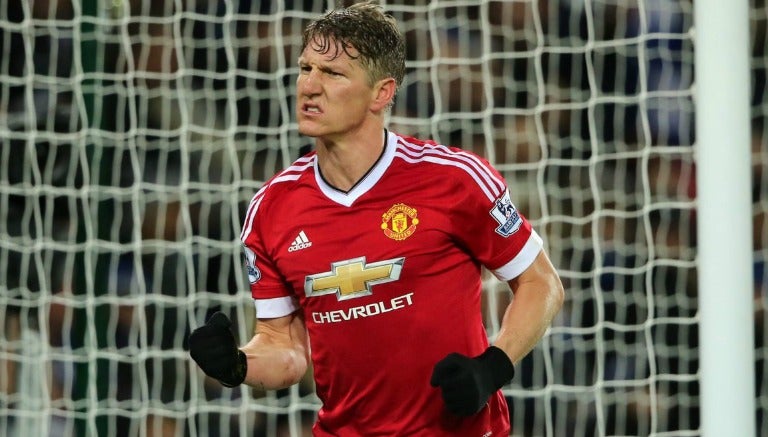 Bastian Schweinsteiger disputa un partido con el Man United