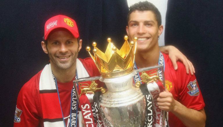 Ryan Giggs y CR7 posan con el trofeo de la Premier League