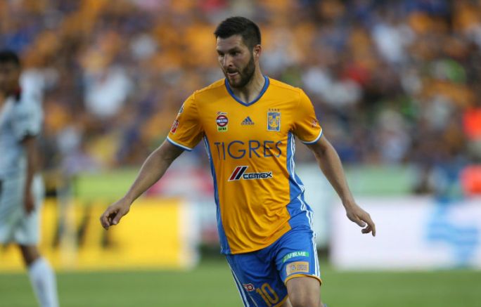 Gignac disputa un partido de Liga con Tigres