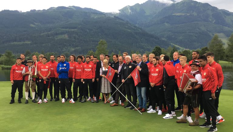 El Bayer Leverkusen posa para una foto ante las montañas de Salzburgo