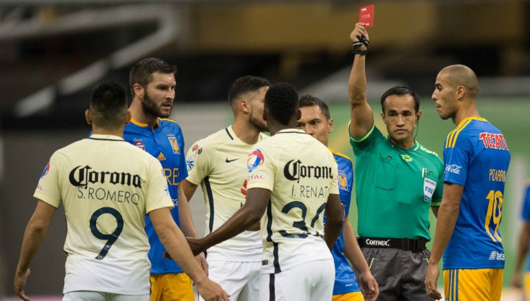 Renato Ibarra recibe la tarjeta roja en juego contra Tigres 