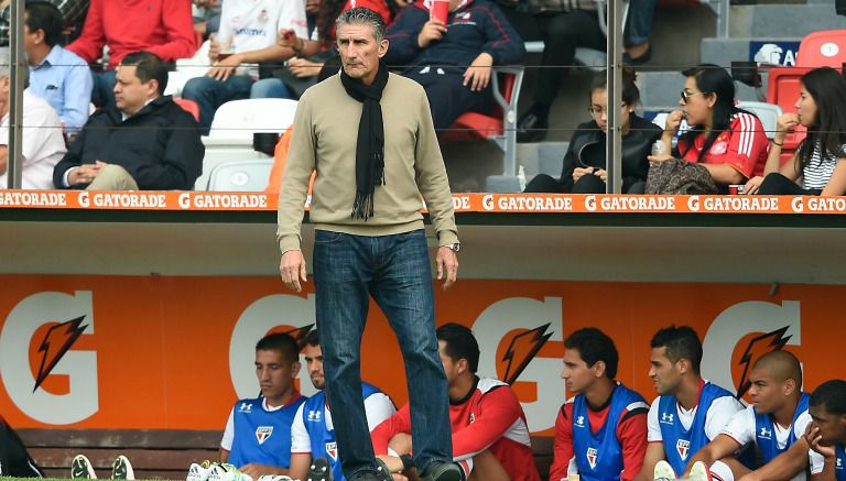 Edgardo Bauza en un partido entre Toluca y Sao Paulo disputado en el Nemesio Diez