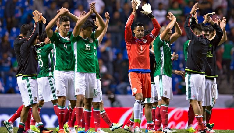 Jugadores del Tri Sub 23 aplauden después del partido de preparación contra Argentina