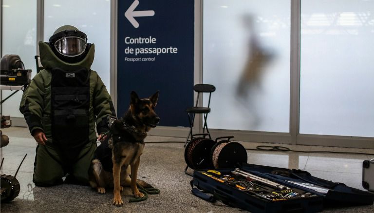 Elemento de la Policía Militar brasileña en el aeropuerto de Río de Janeiro