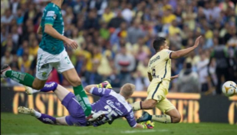 Andrés Andrade finge una falta en un partido contra León