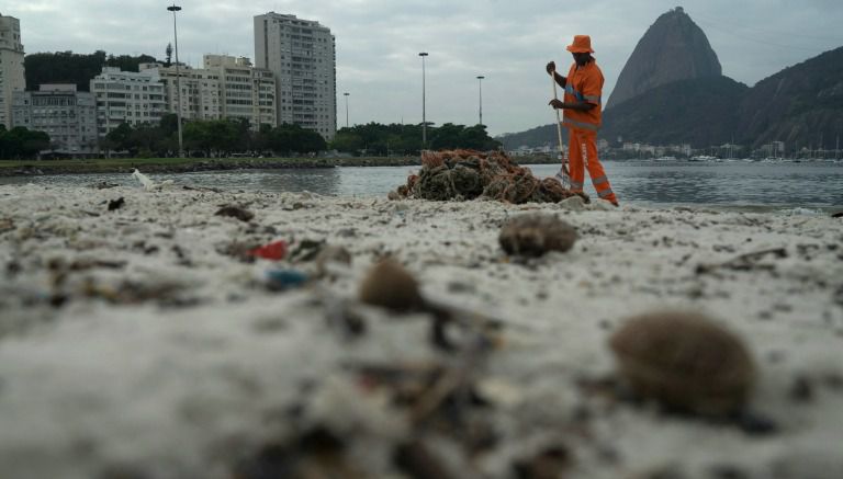 Empleado del Estado de Río de Janeiro trabaja en la playa de la Bahía Guanabara