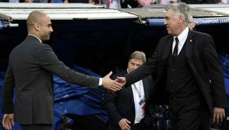 Carlo Ancelotti y Pep Guardiola se dan la mano