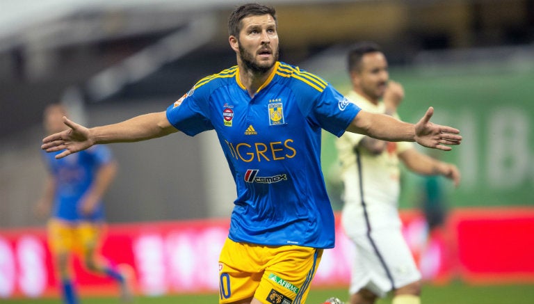 Gignac celebra en partido contra América en el Estadio Azteca