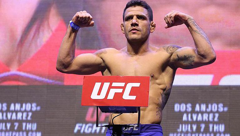 Rafael dos Anjos, en el pesaje previo a su pelea contra Eddie Álvarez