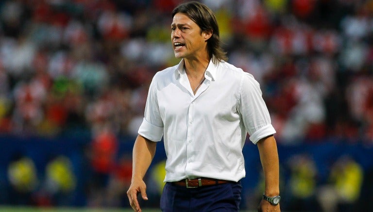 Matías Almeyda da indicaciones a los jugadores rojiblancos