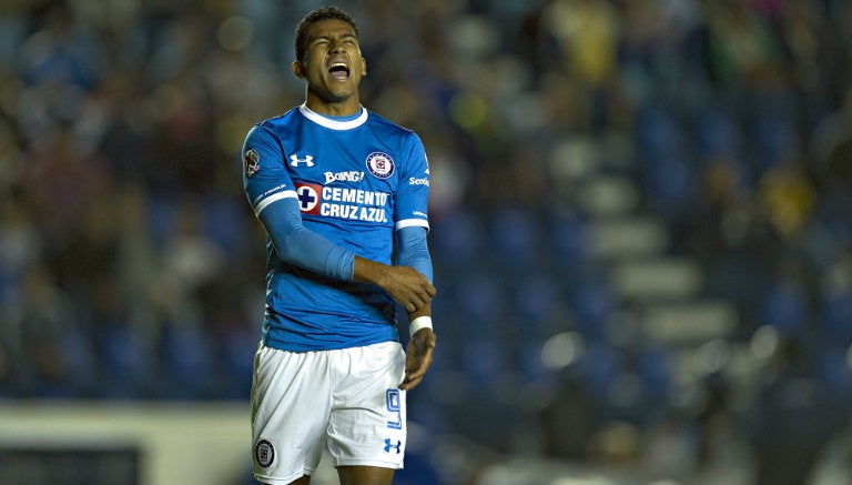 Joao Rojas se lamenta en juego en el Estadio Azul 