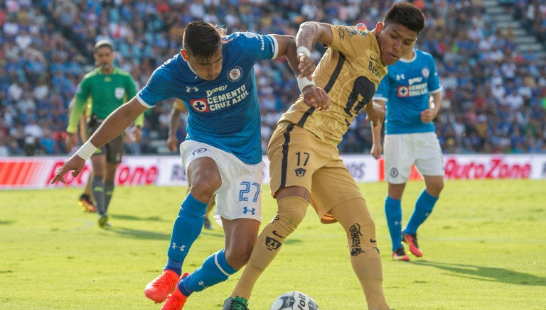 Benítez pelea el balón en juego contra Pumas 