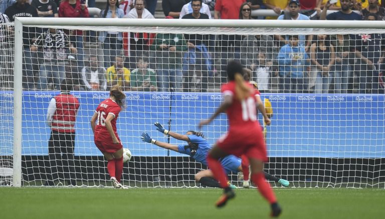 La delantera Jannie Beckie define para poner el 1-0 de Canadá frente a Australia