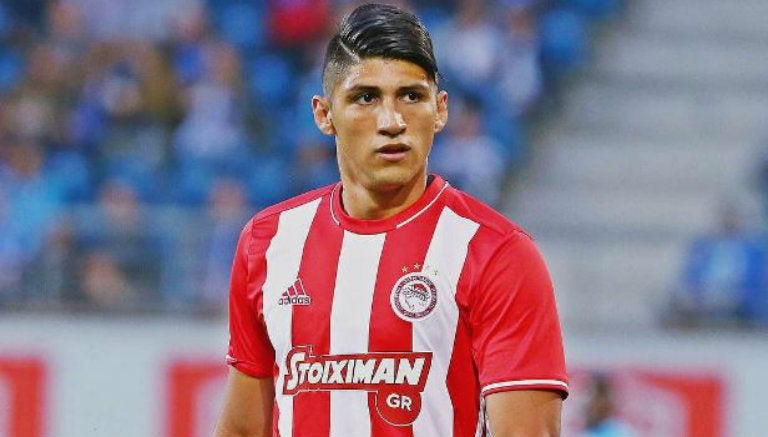 Alan Pulido, en partido con Olympiacos