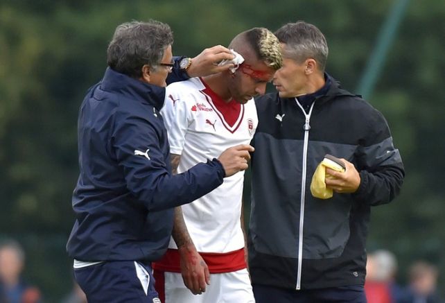 Ménez es atendido por el cuerpo médico de su equipo