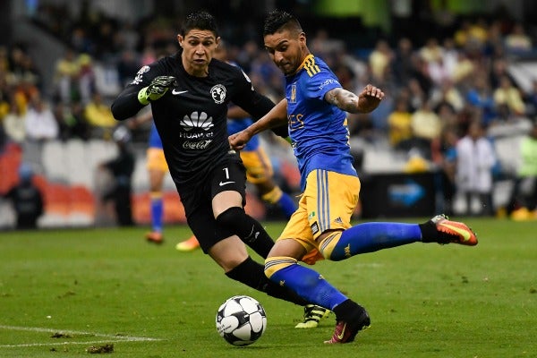 Hugo intenta tapar un balón a Sosa