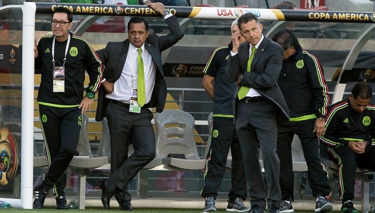 El cuerpo técnico de México observa el partido contra 'La Roja'