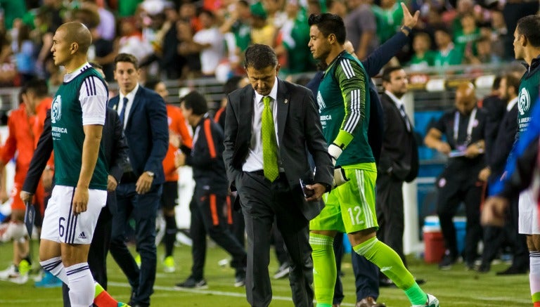 Osorio camina cabizbajo tras el juego contra Chile