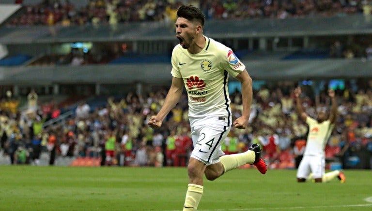 Oribe Peralta celebra un gol frente a Toluca