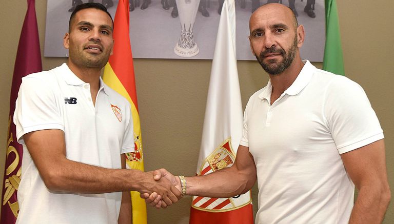 Gabriel Mercado posa tras firmar contrato con Sevilla