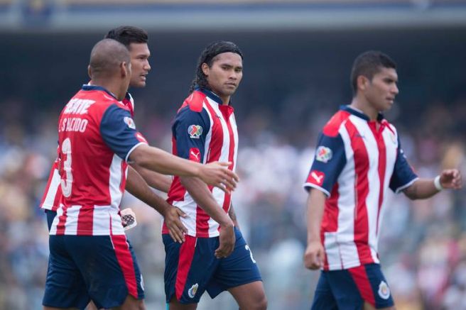 Jugadores de Chivas, durante un partido