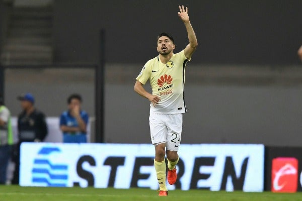 Peralta agradece al cielo tras anotar un gol