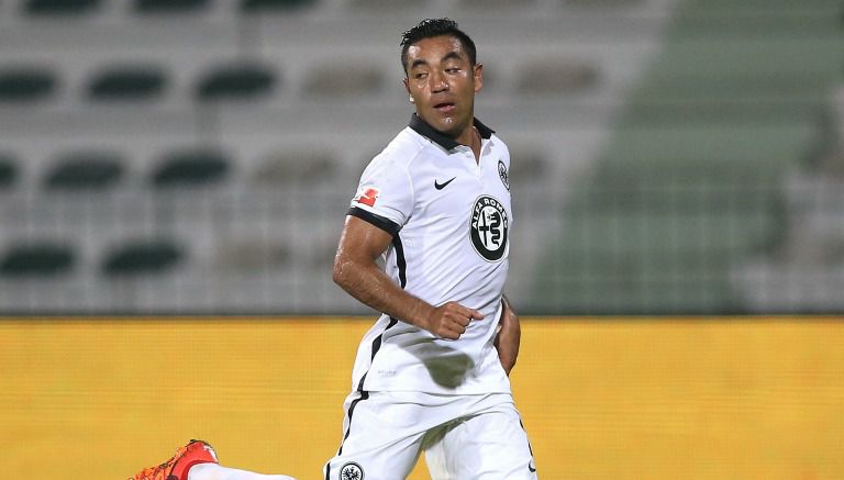 Marco Fabián disputa un encuentro de Bundesliga con Frankfurt