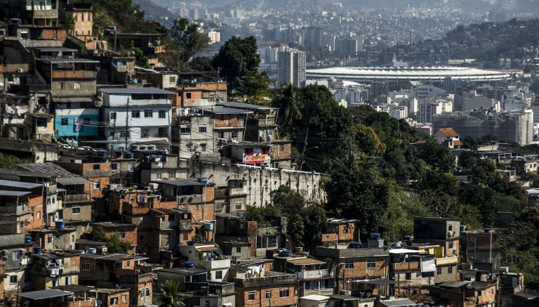 Vista de una favela en el barrio de Santa Tereza, con el Estadio Maracaná al fondo