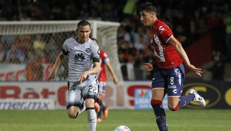 Balón disputado entre Aguilar y Peñalba