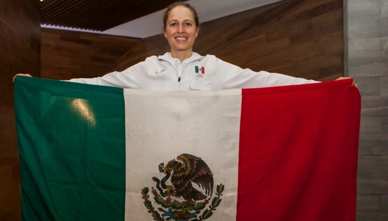 Campuzano posa con mucho orgullo con la bandera de México